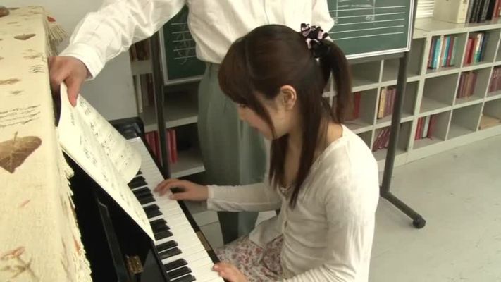 IENE-467_有名になるには伟い人に抱かれないと无理。少女はピアノを上手く弾けるようになりたいという気持ちで素直に従ってしまう。