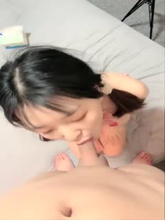 【萌妹子】扎着两个辫子童颜巨乳萌妹子啪啪秀 深喉口交跳蛋道具自慰侧入抽插 很是诱惑喜欢不要错过。<script src=