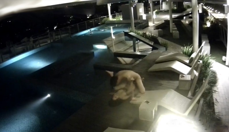 [香港] 某酒店一对情侣~半夜睡不着叫~到顶楼的游泳池激烈爆操一波~-sha
