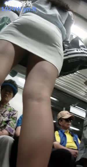 南韓地鐵尾隨抄底偷拍美腿短裙～19