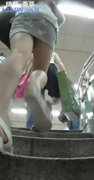 南韓地鐵尾隨抄底偷拍美腿短裙～22