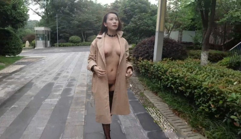 写真模特在户外直接大胆裸露~效法北京天使的全裸逛街!!-sha