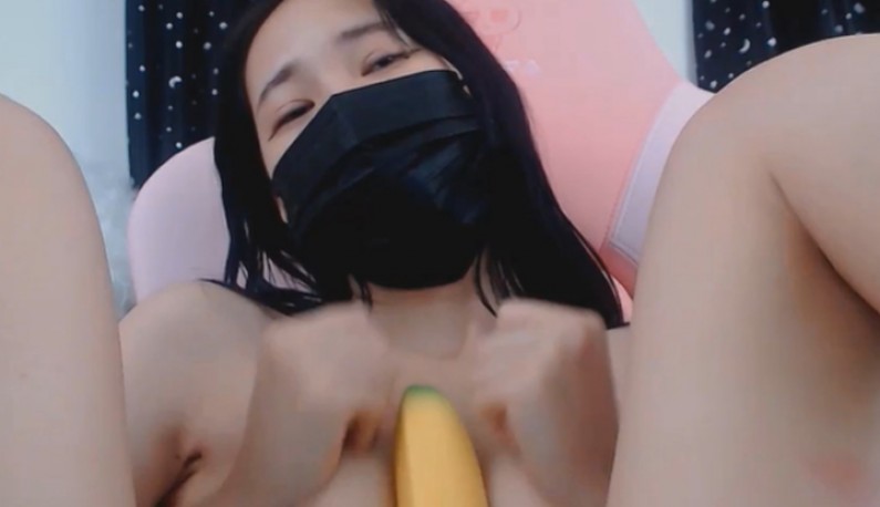 [韓國] 長髮妹妹在線裸聊，準備了一根香蕉想跟哥哥一起品嘗?