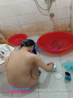 偷拍太罪惡!直接光明正大的拍女友洗澡!!