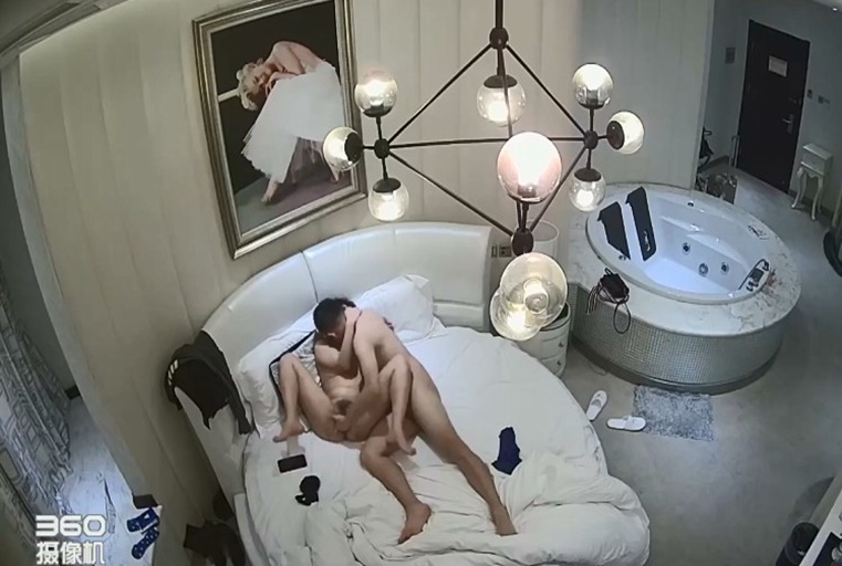 情趣酒店豪華房偷拍高素質情侶從床上干到浴缸還不過癮站著扶著牆干