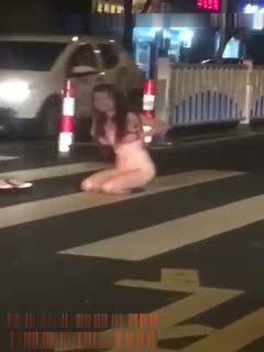 最新门事件醉酒女半夜脱光光在马路中间模拟性交被路过的司机按喇叭围观喝彩-sha